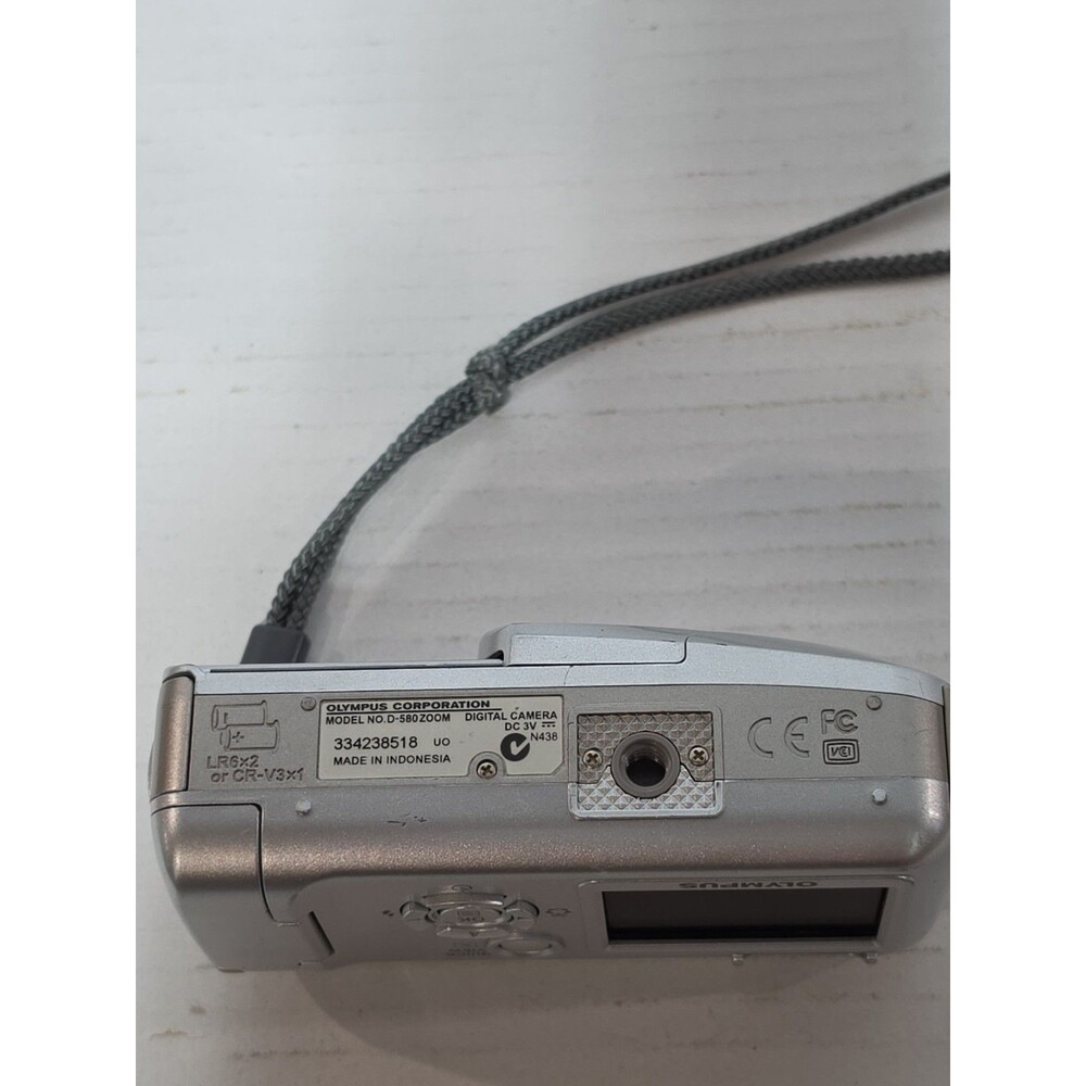 Olympus Camedia D-580 4MP Silver 1.8″ LCD 3x Optical Zoom Compact Digital Camera - Picture 4 of 9
